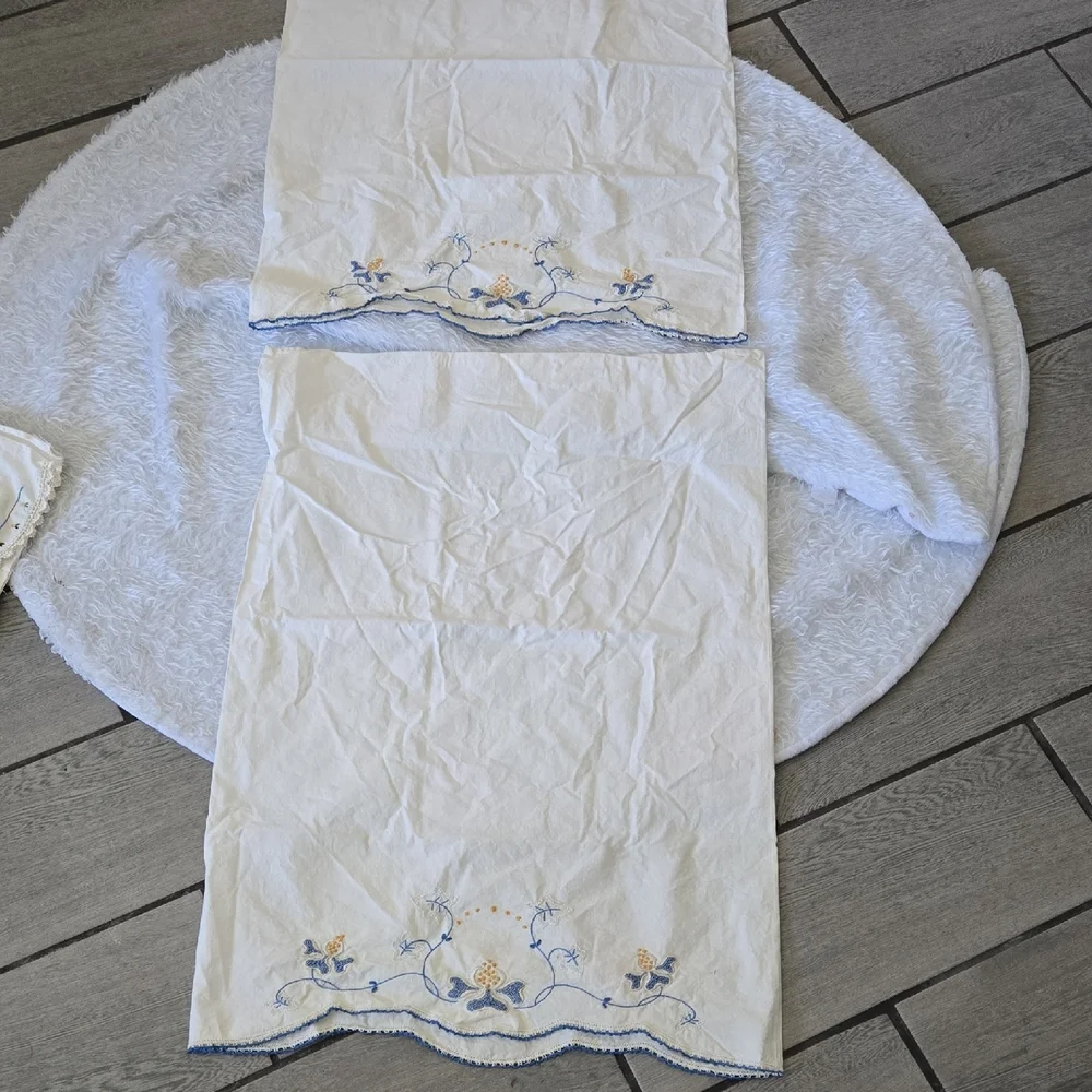 Source Unknown Cream and Blue‎ Floral Embroidered Sheets